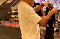 足彩-图片报：拜仁名宿拉菲尼亚现身拜仁球迷商店，买了多件球衣