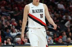 足球彩票-杨瀚森NBA生涯关键一战，转播足球录像，盼他抓住内线机会突破