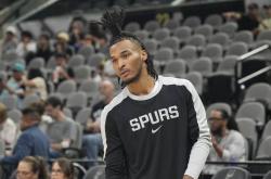 馬(mǎ)刺引入德阿隆・福克斯，與(yǔ)文班亚馬(mǎ)換(huàn)巴恩斯，组成(chéng)强大前场