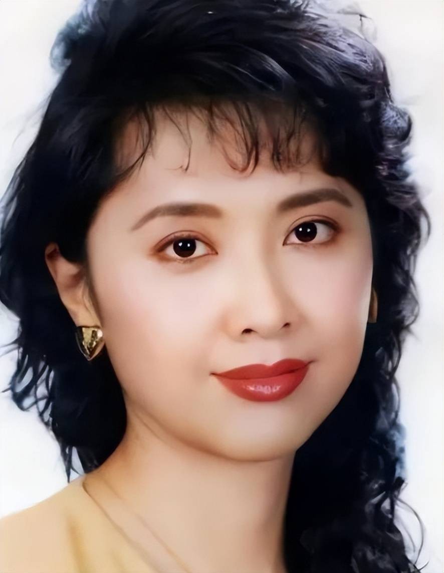 朱琳算不算顶级美女？对比赵丽颖，答案一目了然！