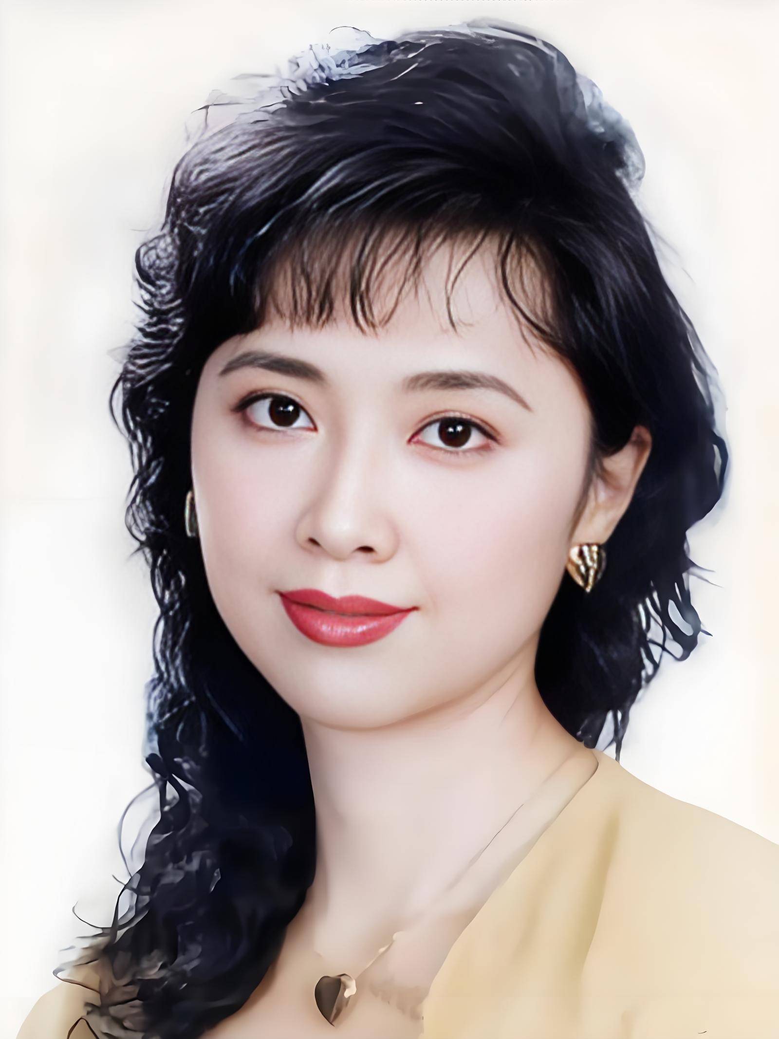 朱琳算不算顶级美女？对比赵丽颖，答案一目了然！