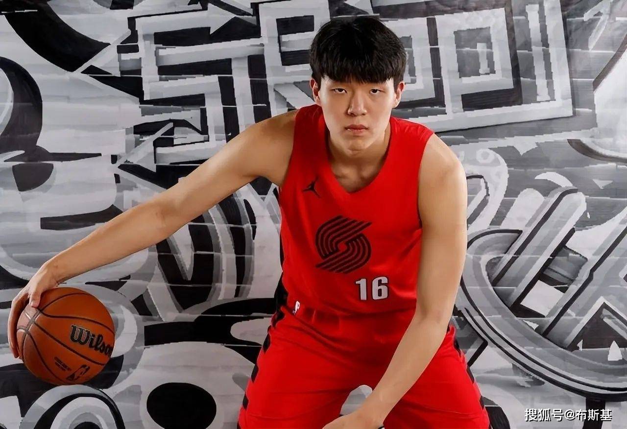 杨瀚森新秀赛程太刺激!首秀对位戈贝尔,11 月就碰偶像约基奇