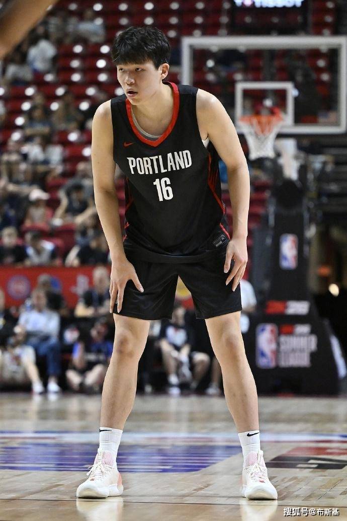 杨瀚森新秀赛程太刺激!首秀对位戈贝尔,11 月就碰偶像约基奇