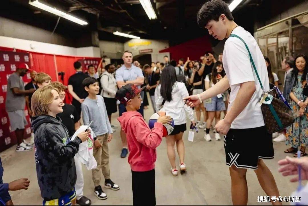 杨瀚森新秀赛程太刺激!首秀对位戈贝尔,11 月就碰偶像约基奇