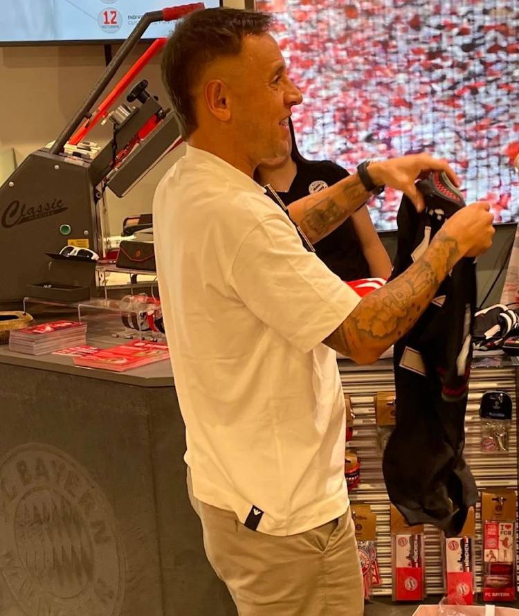 图片报:拜仁名宿拉菲尼亚现身拜仁球迷商店,买了多件球衣