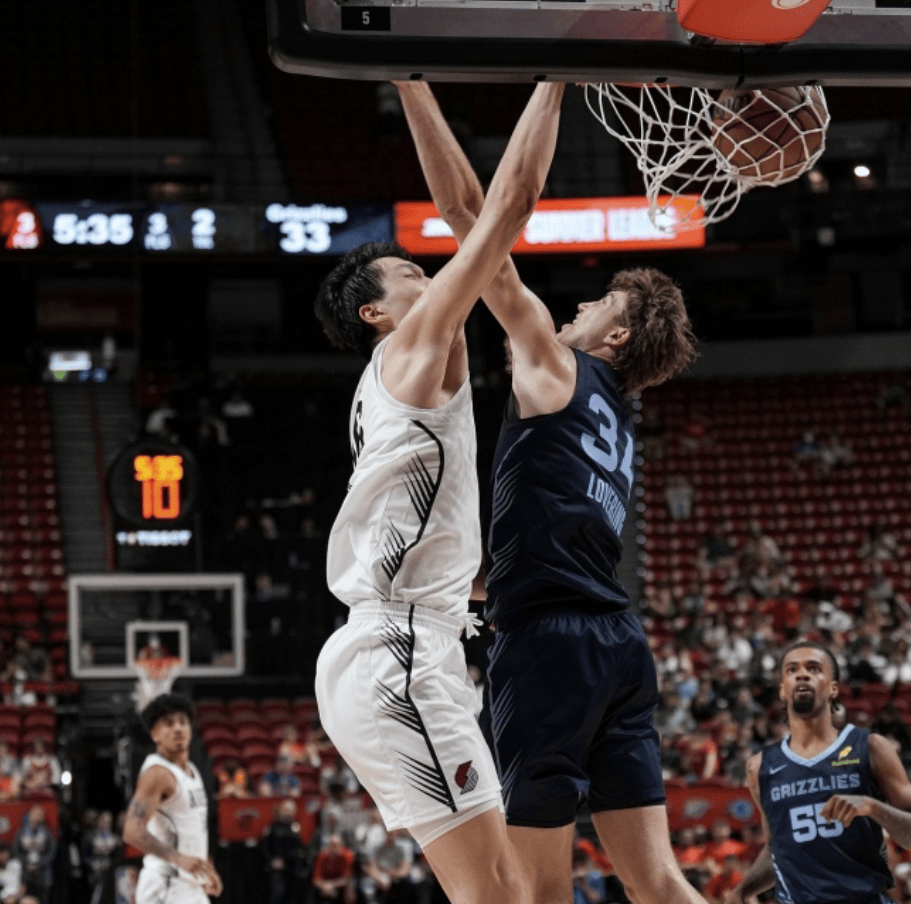 美国媒体都炸了!NBA官方4个机位回放杨瀚森隔扣!最霸气的是表情