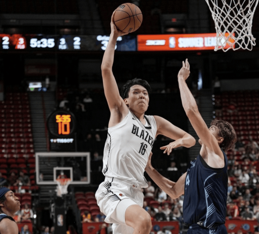 美国媒体都炸了!NBA官方4个机位回放杨瀚森隔扣!最霸气的是表情