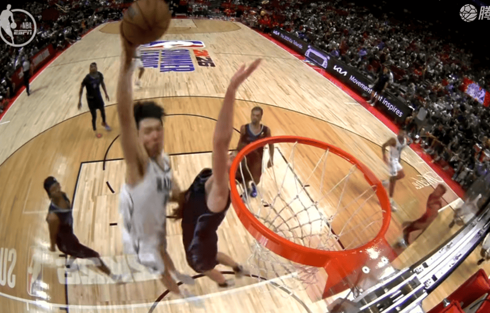 美国媒体都炸了!NBA官方4个机位回放杨瀚森隔扣!最霸气的是表情
