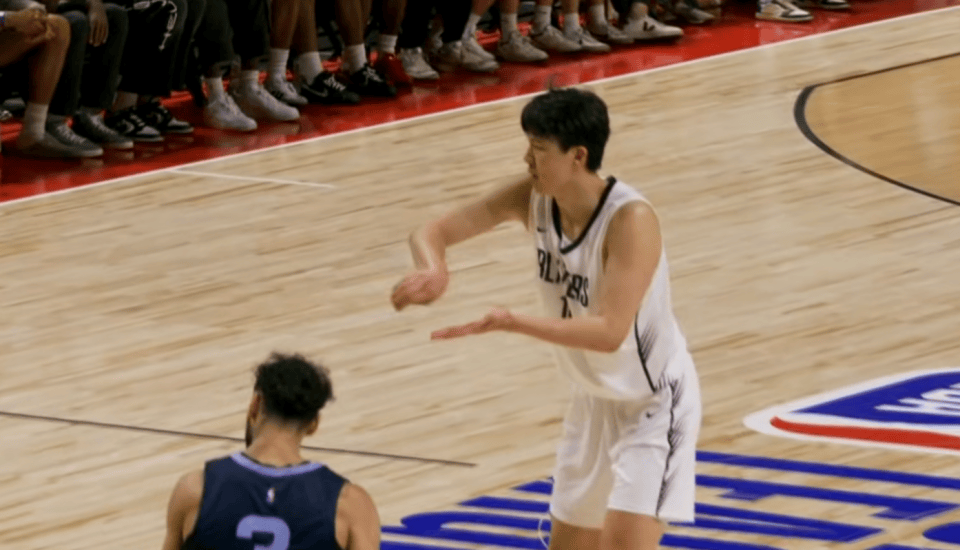 美国媒体都炸了!NBA官方4个机位回放杨瀚森隔扣!最霸气的是表情