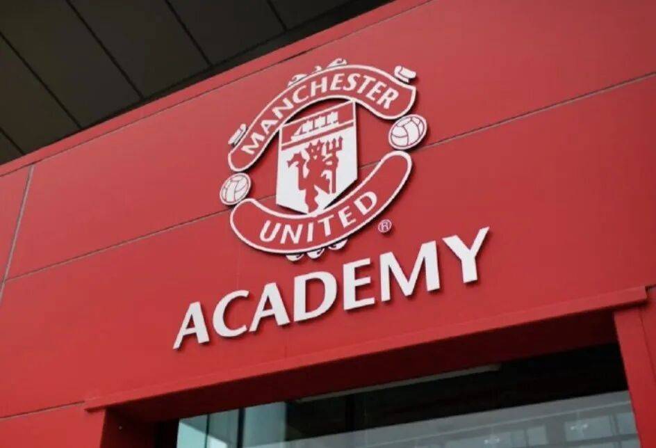 曼联颜面何在?青训教练洗装备、青训球员借装备