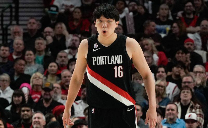 杨瀚森NBA生涯关键一战，转播足球录像，盼他抓住内线机会突破